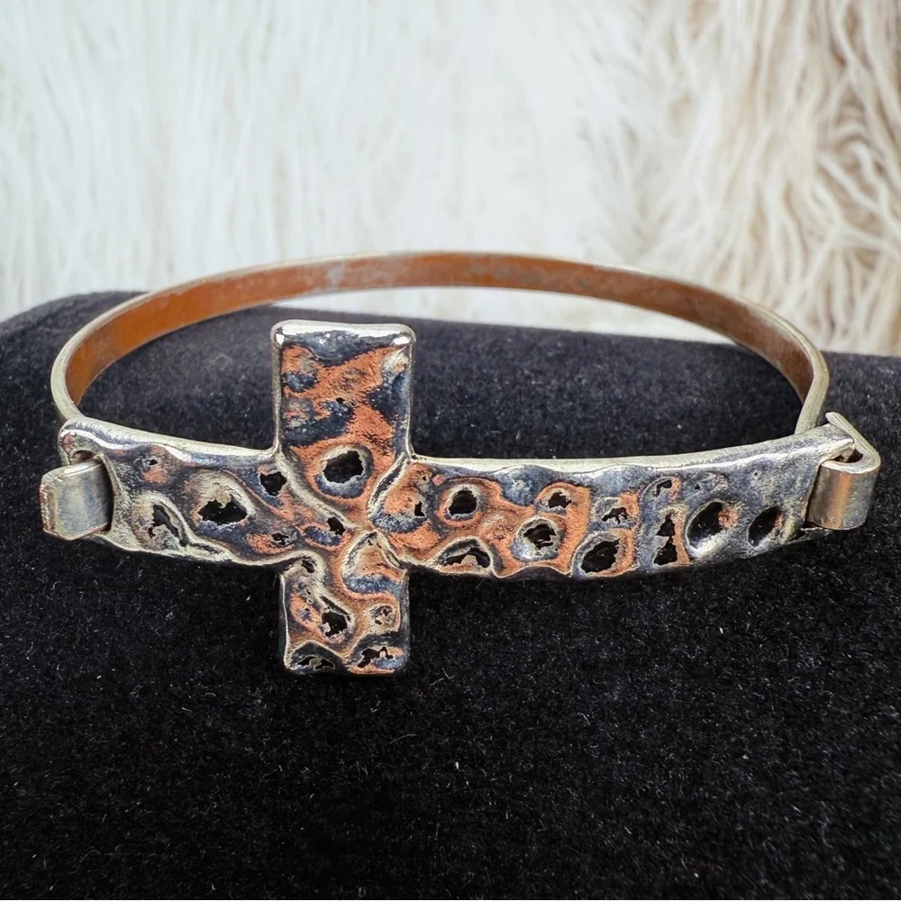 Vintage aged, Silvertone hammered cross bangle bracelet